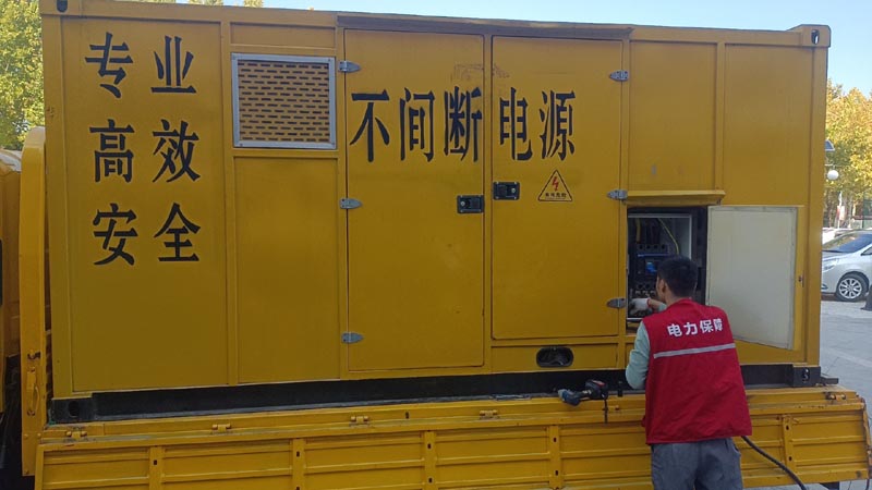 盈江柴油发电机组和UPS电源配合使用时，如何避免切换过程中的电力中断？